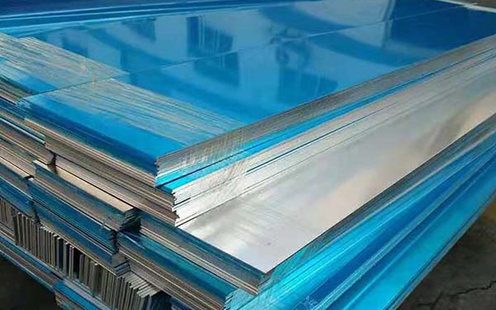 Aluminium sheets covered with protective film